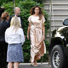 Melania Trump non sbaglia un look: l'abito di seta cipria incanta tutti