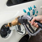 Vola il prezzo del gas per auto, il metano supera i 2 euro. Benzina e diesel in rialzo contenuto