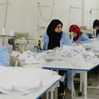 Le donne siriane al lavoro nella fabbrica che produce mascherine