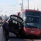 Auto schiacciata dal tram: donna incastrata fra le lamiere VIDEO CHOC