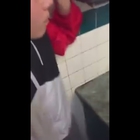 Il bimbo mangia il "peperoncino serpente" e si sente male: il video è virale