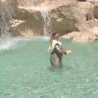 Turista si fa il bagno nella Fontana di Trevi come Anita Ekberg (e non è la prima volta)