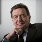 L'ex cancelliere Schröder offre la cena a un imprenditore, ma lui spende troppo: «Non pago». Arriva la polizia