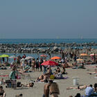 Weekend d'estate, spiagge prese d'assalto: da Ostia alla Sardegna, è aprile ma sembra luglio