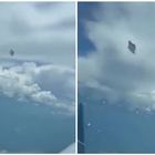 Ufo ripreso dal finestrino di un aereo da una top model: «Quando voli e vedi gli alieni»