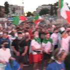 Italia-Austria, inno e fumogeni tricolori a Piazza del Popolo prima del match