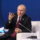 Putin come Berlusconi, racconta una barzelletta sul gas in Europa: «Papà, perché fa freddo...»