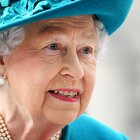 Regina Elisabetta positiva al Covid. Buckingham Palace: «Sintomi lievi simili a un raffreddore». Il contagio dopo l'incontro con Carlo