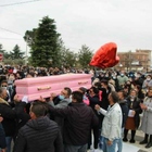 I funerali di Sheena, morta in un incidente con la polizia