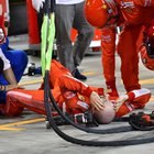 GP Bahrain, Vettel vince con la Ferrari. Kimi Raikkonen investe un meccanico