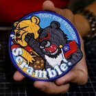 Taiwan, spopolano i distinitvi anti-Cina: l'orso di Formosa picchia Winnie The Poo "sosia" di Xi Jinping