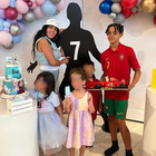 Cristiano Ronaldo e Georgina, festa di compleanno con il cartonato di CR7. Cos'è successo