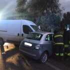 Incidente sulla provinciale, furgone contro auto: sei feriti, una ragazza in coma