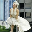 Marilyn Monroe, la statua gigante a Palm Springs (in California) scatena le polemiche