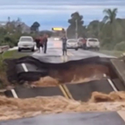Alluvioni in Brasile, fiume in piena sfonda e ribalta il ponte autostradale: le immagini impressionanti