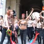 Protesta delle Femen al Palais-Royal di Parigi contro il femminicidio