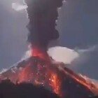 Pazzesca eruzione del vulcano Sangay: intere città ricoperte di cenere VIDEO