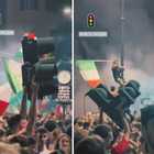 Italia campione d'Europa, vandali a Roma: semaforo divelto a Trastevere e alzato al cielo come una coppa