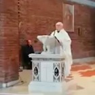 Interrotto dai carabinieri mentre celebra la messa, il parroco a Chi l'ha Visto: «Non pago la multa, è abuso di potere»