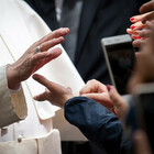 La nuova enciclica del Papa discrimina le donne già dal titolo «Fratelli Tutti», e già fioccano critiche violentissime