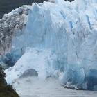 Crolla un pezzo di ghiacciaio: le spettacolari immagini del Perito Moreno in Argentina