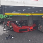 Ferrari 488 s'infila sotto il camion intraversato lungo il Passante Autostrada chiusa e lunghe code
