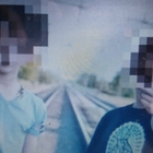 Selfie sui binari del treno col panino: adolescenti salvati in extremis FOTO
