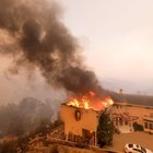 California in fiamme: almeno 5 morti. Evacuata Malibu, paradiso delle star