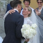 Luca Marini, matrimonio con Marta Vincenzi. Valentino Rossi testimone in sneaker con la figlia Giulietta in braccio
