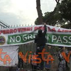 "Trieste chiama, Roma risponde" i cartelli dei no Green pass a Roma