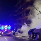 Incendiate decine di cassonetti dei rifiuti a Roma, distrutti anche auto e scooter
