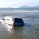Auto in mare alla foce di Licola. Come ci è arrivata lì?
