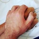 Zanardi, la foto dall'ospedale con il figlio Niccolò: «Io questa mano non la lascio. Dai papà, anche oggi un piccolo passo avanti»