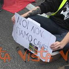 No green pass, i manifestanti di Roma si siedono per terra in omaggio ai portuali di Trieste