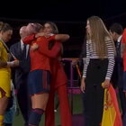 Mondiali femminili alla Spagna, bufera sul presidente Federcalcio dopo il bacio alla calciatrice: «Deve dimettersi», ma lui chiede scusa
