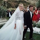 Ferragnez, il vestito da sposa di Chiara Ferragni firmato Dior. Corpino in pizzo in stile Grace Kelly, velo lunghissimo e minigonna sexy