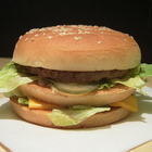 Hamburger e patatine per festeggiare il furto di rame, latitante incastrato dopo 9 anni: il suo dna nei resti del cibo