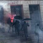 Primo maggio, scontri a Parigi: molotov contro la polizia, 291 arresti e 108 agenti feriti in tutta la Francia