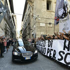 Funerali di Mazzone, piazza di Ascoli piena di tifosi per l'ultimo saluto: applausi, lacrime e cori