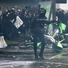 Parigi, primo maggio di protesta contro le pensioni: molotov contro i poliziotti, un agente gravemente ustionato