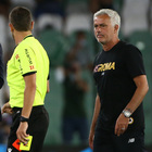 Roma, 6 espulsi contro il Betis: a Siviglia perde anche la testa. Cacciato anche Mourinho