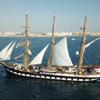 Nave Palinuro saluta Gallipoli, spettacolare uscita a vela dal porto