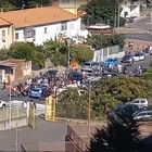 Funerale di due ragazzi a Catania: la folla accerchia l'auto della polizia e grida «bastardi»