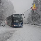 Maltempo nel bellunese, isolata la frazione di Selle: tre bus impantanati nella neve