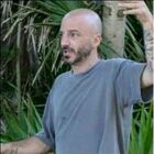 Nicolas Vaporidis e la perdita dei capelli, che cos'ha? Il rasoio elettrico sull'Isola «per esigenze mediche»