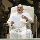 Papa Francesco ha «difficoltà respiratorie»: continua la cura per l'infiammazione polmonare. Ridotti gli impegni pubblici