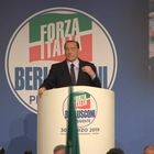 Berlusconi mostra simbolo europee: «Berlusconi per cambiare l'Europa»