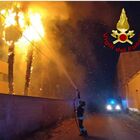 Incendio in una ditta: vigili del fuoco al lavoro per spegnere le fiamme