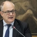 Gualtieri: «I 600 euro entro 7 giorni ad aprile il bonus più consistente»