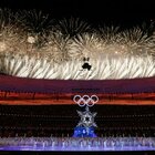 Pechino, le Olimpiadi si sono concluse: la cerimonia da brividi